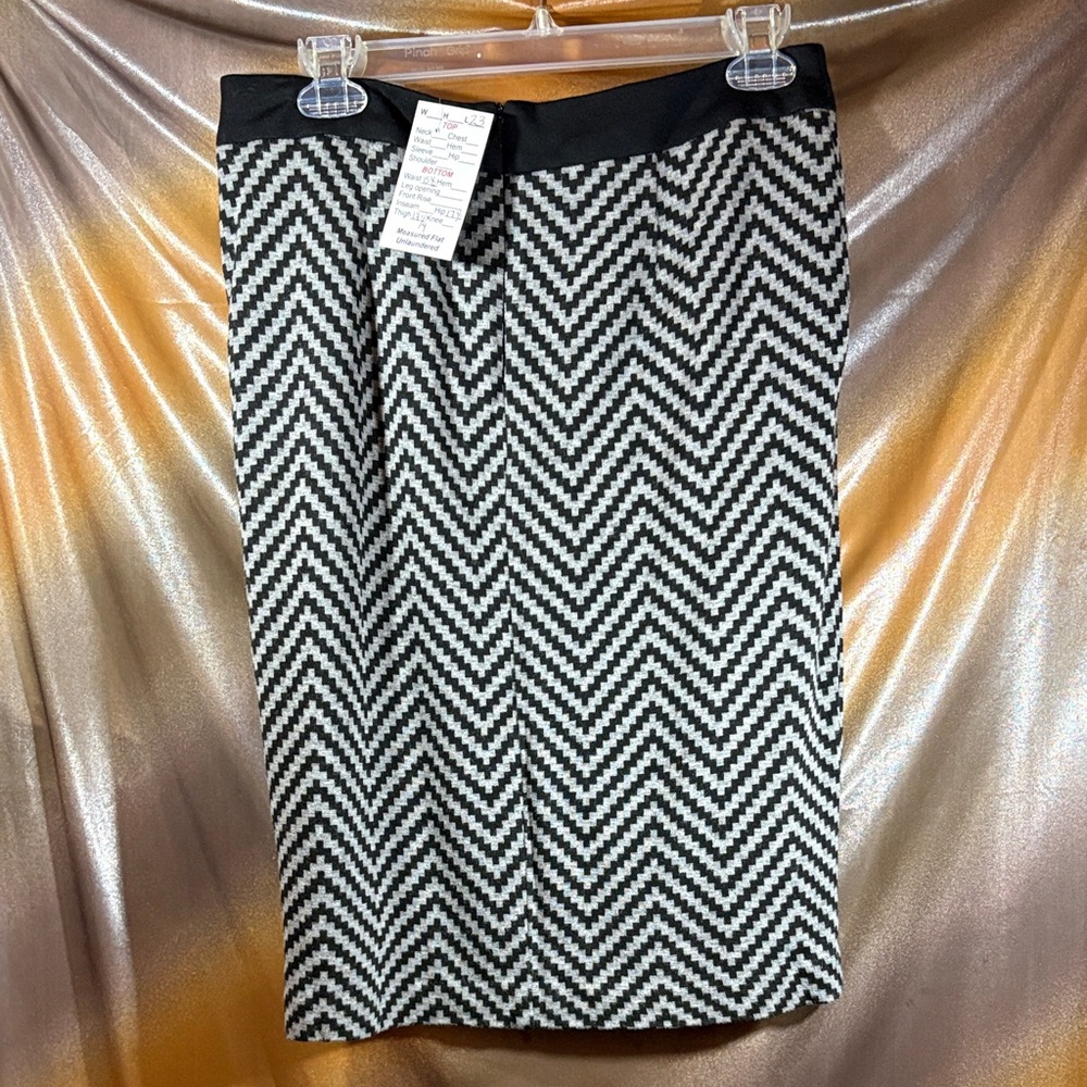 Trina‎ Turk Chevron Pattern Black & White Pencil Skirt. E2